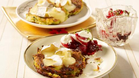 Rösti mit Camembert und Preiselbeersahne Rezept - Foto: House of Food / Bauer Food Experts KG