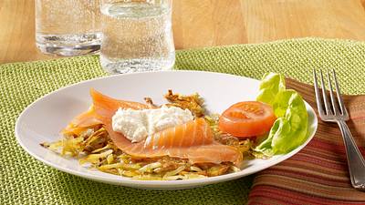 Rösti mit Räucherlachs und Meerrettich Crème fraîche Rezept - Foto: House of Food / Bauer Food Experts KG