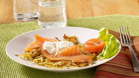 Rösti mit Räucherlachs und Meerrettich Crème fraîche Rezept - Foto: House of Food / Bauer Food Experts KG