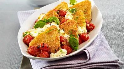 Röstiecken-Auflauf mit Kirschtomaten und Schafskäsecreme (4 Zutaten 1 Gericht) Rezept - Foto: LECKER @ Bauer Media Group