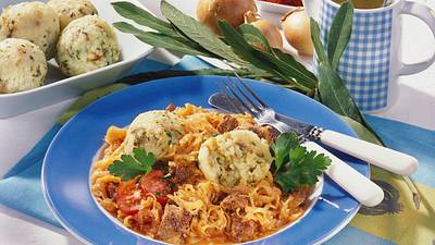 Röstzwiebel-Knödel zu Sauerkraut-Hack-Gulasch Rezept - Foto: Maass