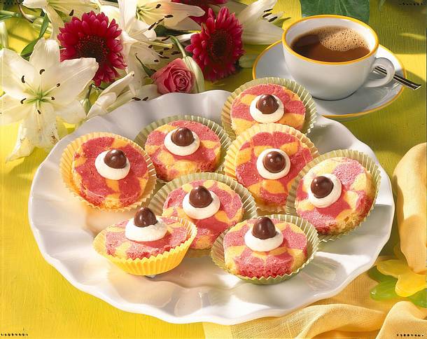 Rot-gelber Marmorkuchen vom Blech mit Schokoladenbonbons Rezept Rot-gelber Marmorkuchen vom Blech mit Schokoladenbonbons Rezept