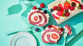 Rot-weiße Rolle Berry Cheesecake Rezept - Foto: LECKER @ Bauer Media Group Rot-weiße Rolle Berry Cheesecake Rezept - Foto: LECKER @ Bauer Media Group