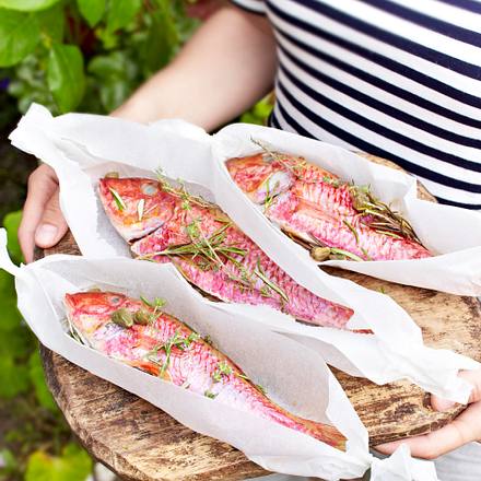 Rotbarben aus dem Pergamentpapier mit Thymian und Kapern Rezept Rotbarben aus dem Pergamentpapier mit Thymian und Kapern Rezept