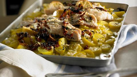 Rotbarsch mit dünnen Kartoffelscheiben und getrockneten Tomaten auf dem Blech Rezept - Foto: House of Food / Bauer Food Experts KG