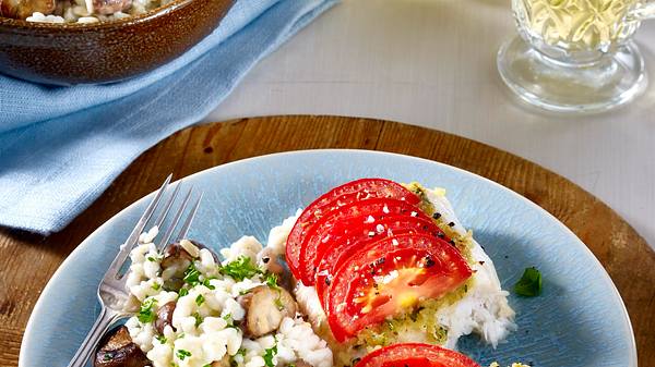 Rotbarsch mit Kräuterhaube zu Pilzrisotto Rezept - Foto: Triemer, Isabell