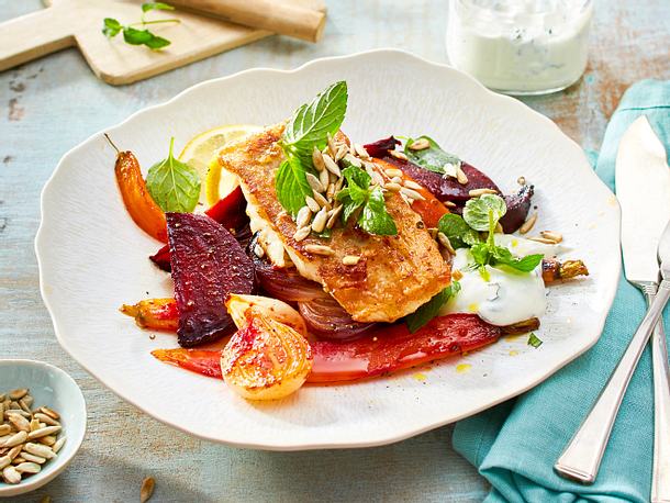 Rotbarschfilet auf Ofengemüse mit Minzdip Rezept