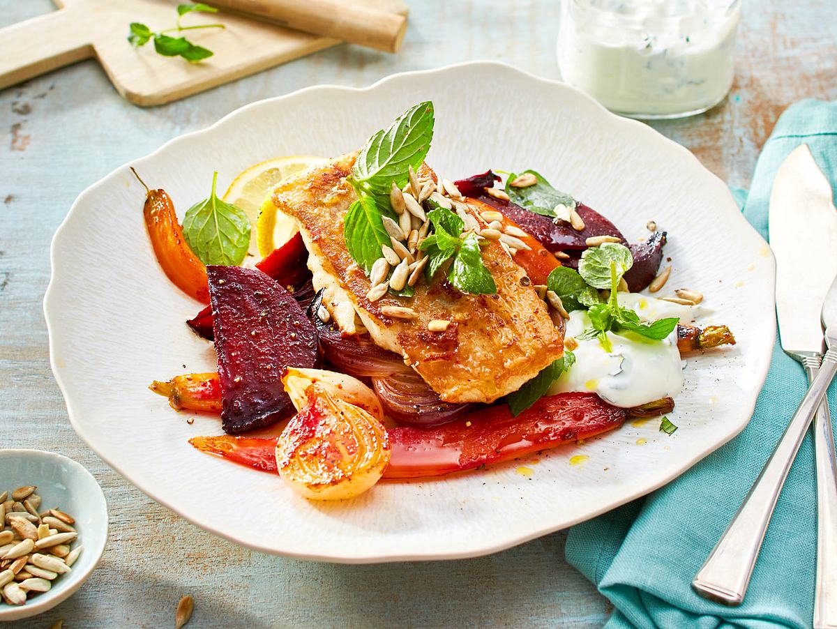 Rotbarschfilet auf Ofengemüse mit Minzdip Rezept