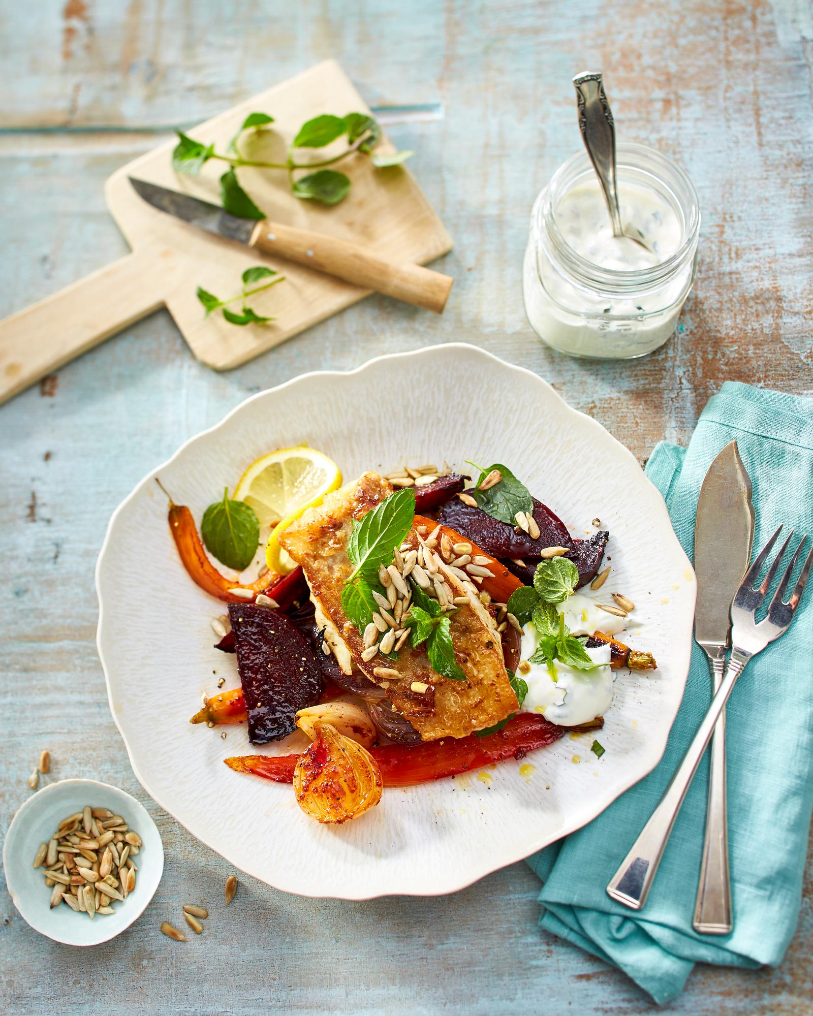 Rotbarschfilet auf Ofengemüse mit Minzdip Rezept | LECKER