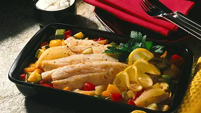 Rotbarschfilet im Gemüsebett Rezept - Foto: LECKER @ Bauer Media Group
