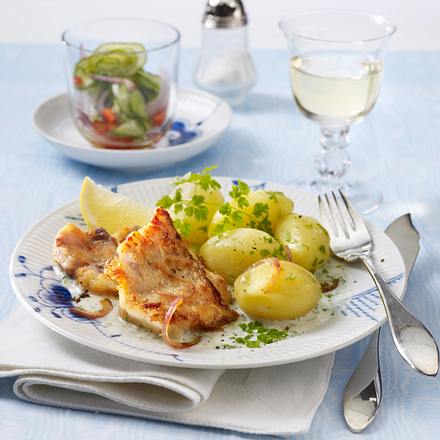 Rotbarschfilet mit Kerbelsoße und Gurkensalat Rezept