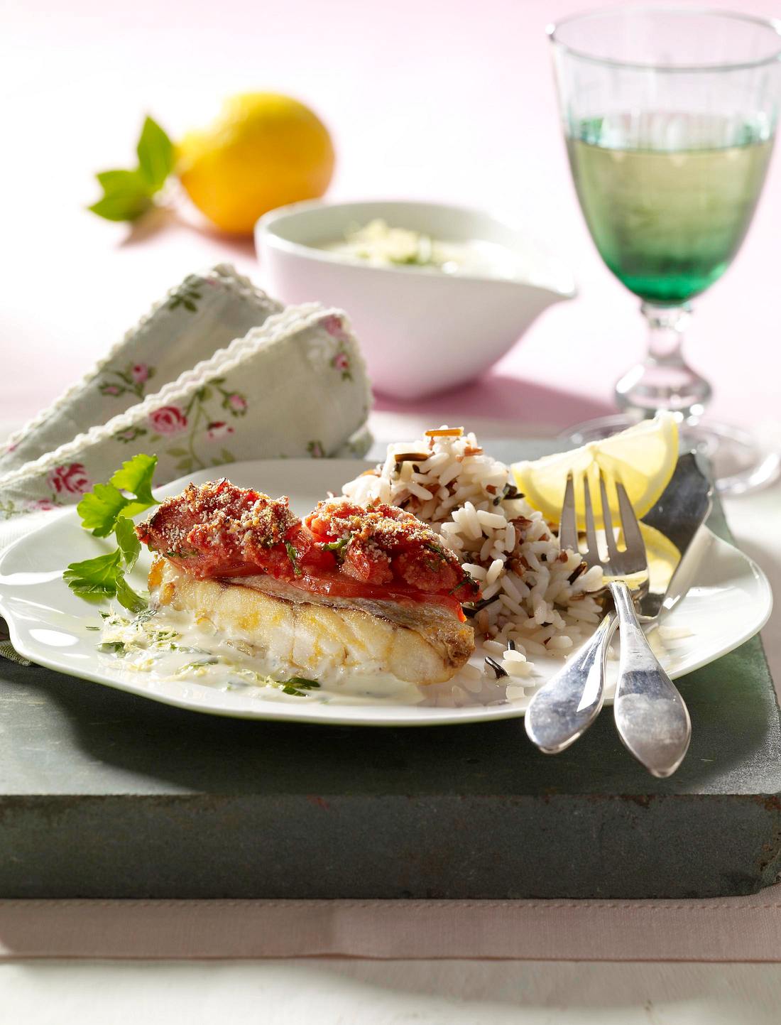 Rotbarschfilet mit Tomatenkruste, Zitronensoße und Reis Rezept | LECKER
