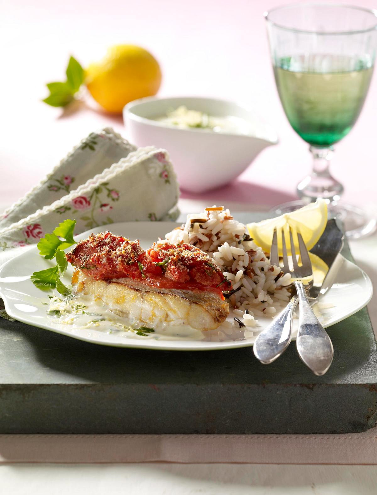 Rotbarschfilet mit Tomatenkruste, Zitronensoße und Reis Rezept