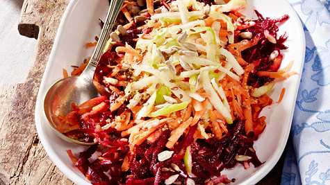 Rote Bete-Apfel-Salat mit Möhren und Honig-Senf-Dressing - Foto: House of Food / Bauer Food Experts KG