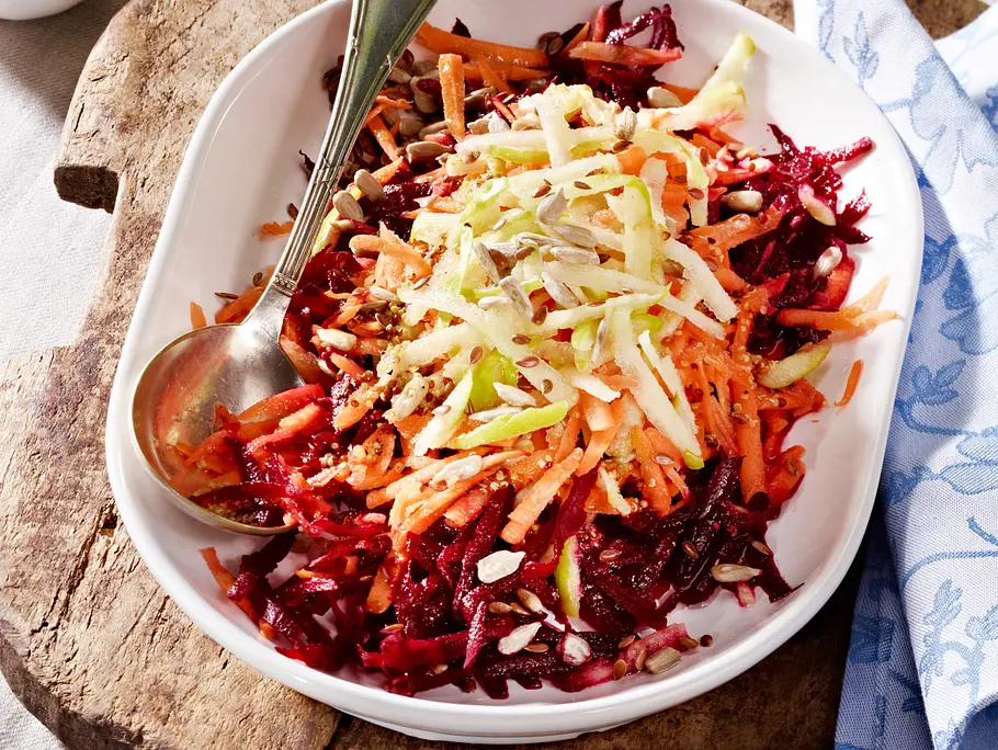 Rote Bete-Apfel-Salat mit Möhren und Honig-Senf-Dressing Rezept Rote Bete-Apfel-Salat mit Möhren und Honig-Senf-Dressing