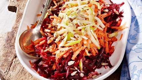 Rote Bete-Apfel-Salat mit Möhren und Honig-Senf-Dressing - Foto: House of Food / Bauer Food Experts KG