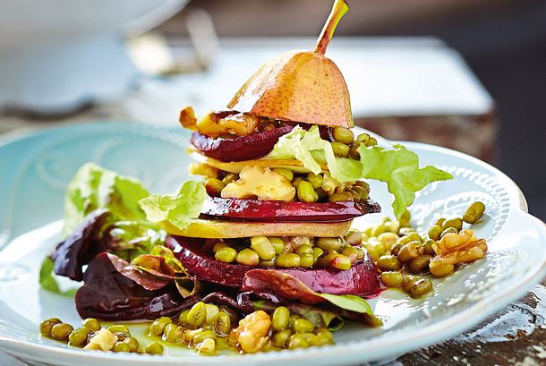Rote-Bete-Birnen-Türmchen mit Mungobohnensalat Rezept | LECKER Rote-Bete-Birnen-Türmchen mit Mungobohnensalat Rezept | LECKER
