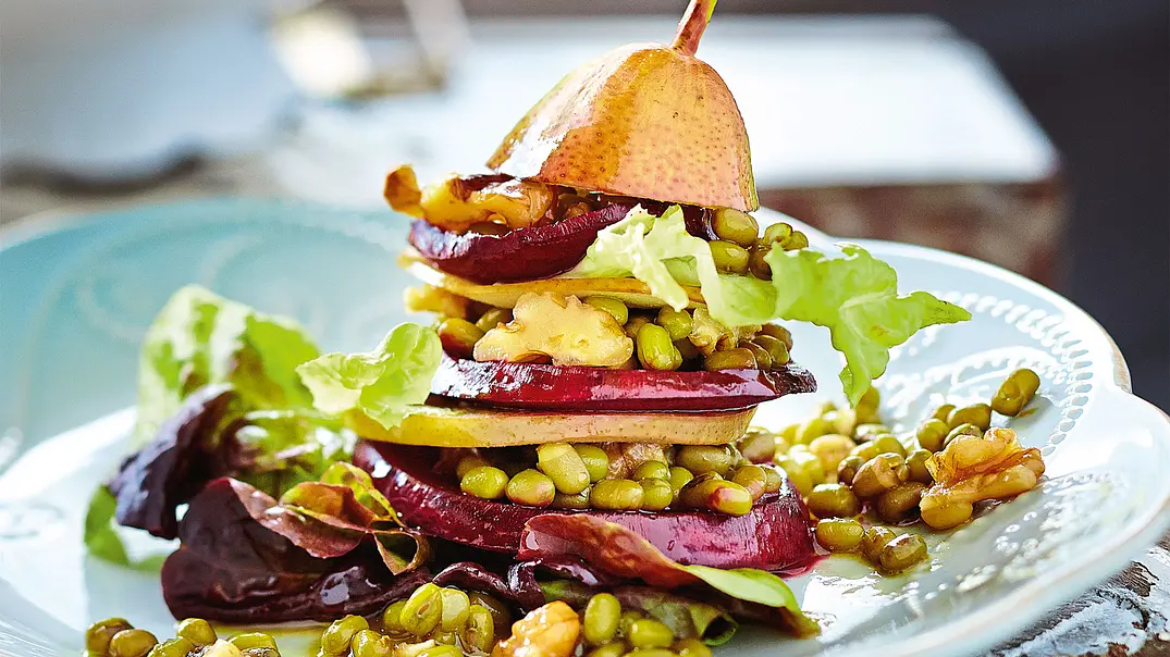 Rote-Bete-Birnen-Türmchen mit Mungobohnensalat Rezept - Foto: LECKER @ Bauer Media Group Rote-Bete-Birnen-Türmchen mit Mungobohnensalat Rezept - Foto: LECKER @ Bauer Media Group