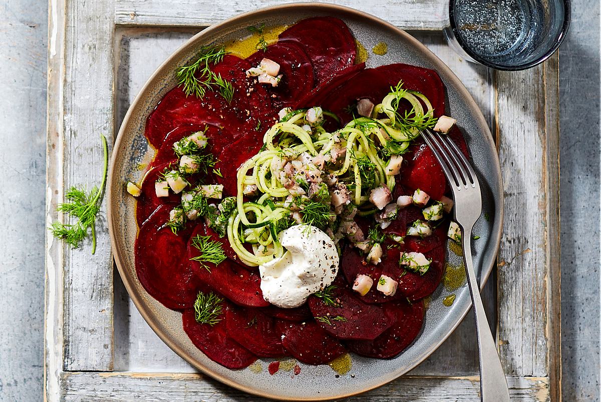 Rote-Bete-Carpaccio mit Matjestatar und Gurke Rezept