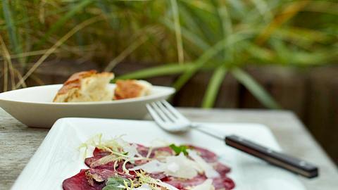 Rote-Bete-Carpaccio mit Parmesan und Trüffeldressing Rezept - Foto: House of Food / Bauer Food Experts KG