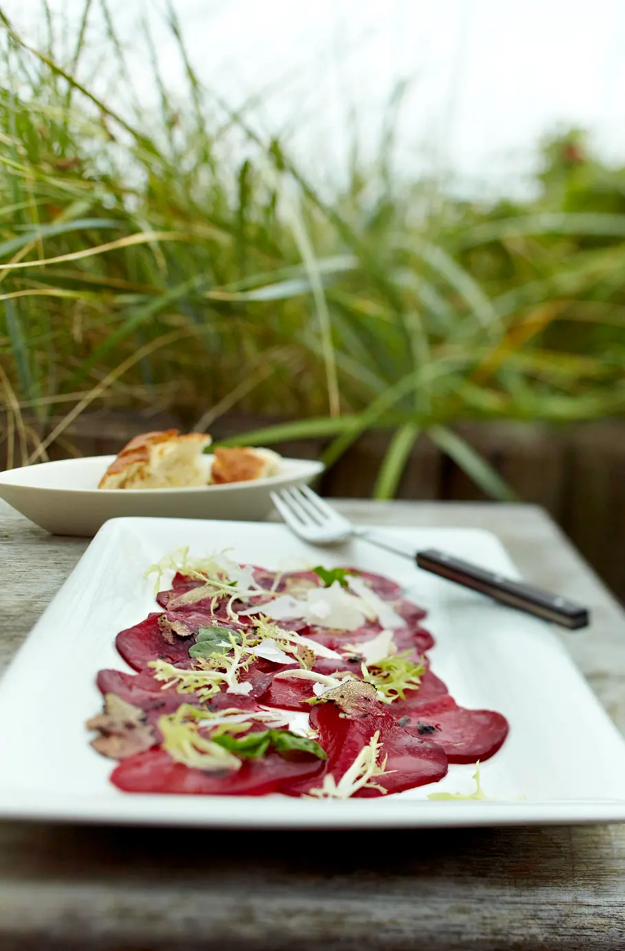 Rote-Bete-Carpaccio mit Parmesan und Trüffeldressing Rezept Rote-Bete-Carpaccio mit Parmesan und Trüffeldressing Rezept