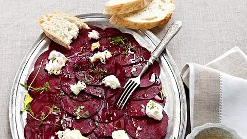 Rote Bete-Carpaccio mit Ziegenkäse Rezept - Foto: House of Food / Bauer Food Experts KG