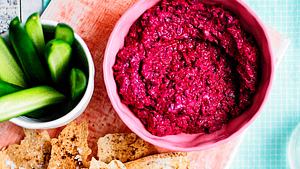 Rote-bete-creme „Dip dich glücklich“ Rezept - Foto: House of Food / Bauer Food Experts KG