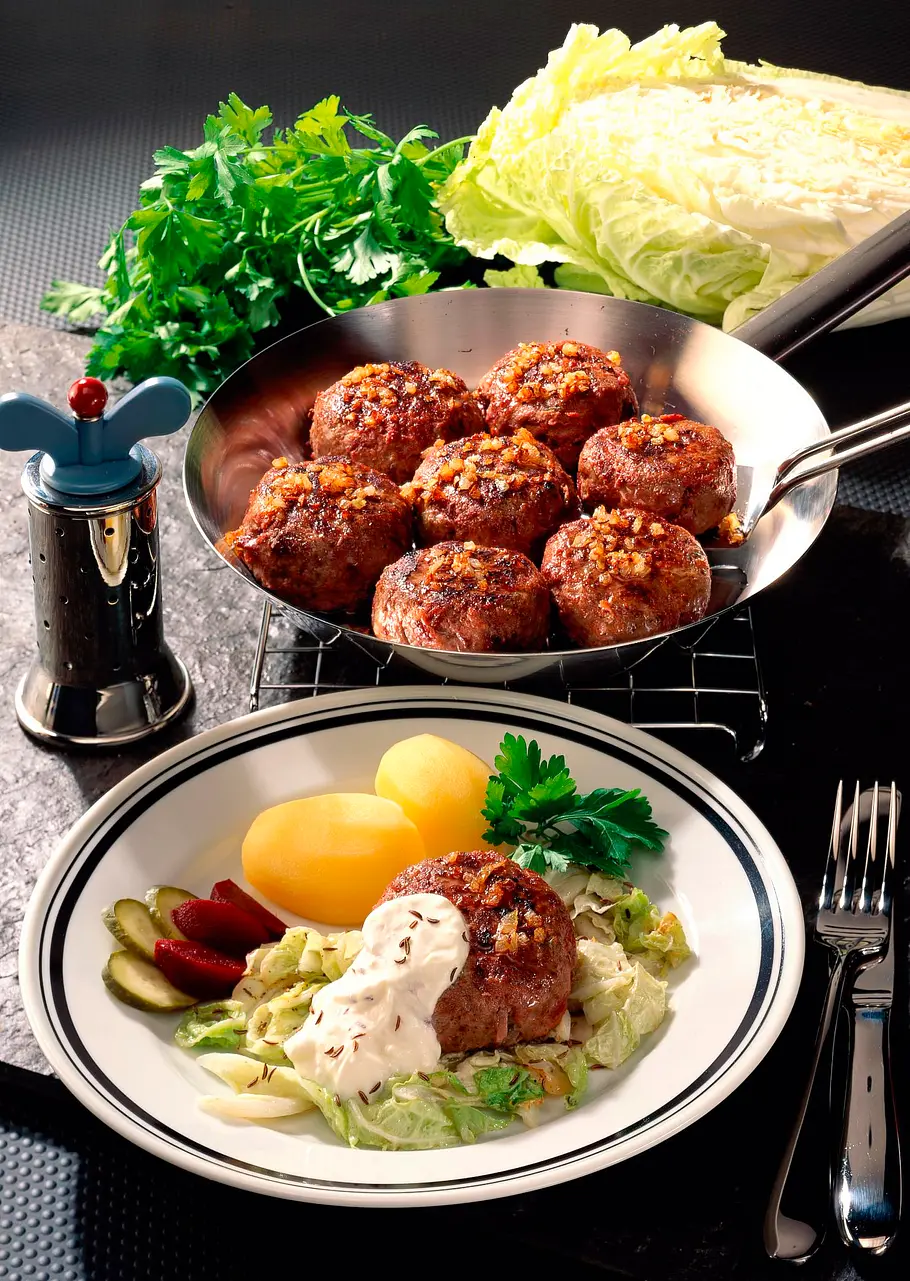 Rote Bete-Gewürzgurken-Frikadellen Rezept Rote Bete-Gewürzgurken-Frikadellen Rezept