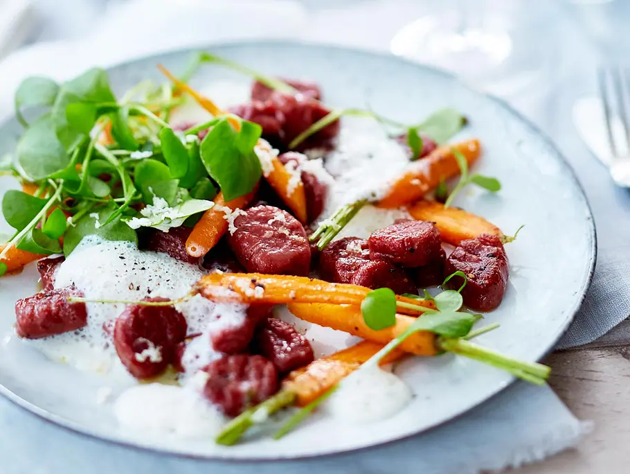 Rote-Bete-Gnocchi mit Möhren und Meerrettichsoße Rezept Rote-Bete-Gnocchi mit Möhren und Meerrettichsoße Rezept