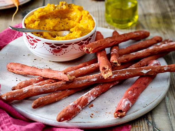 Rote-Bete-Grissini mit Möhrendip Rezept Rote-Bete-Grissini mit Möhrendip Rezept