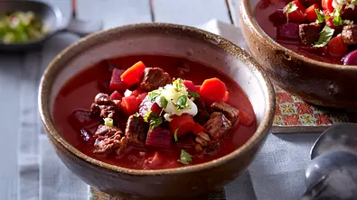 Rote-Bete-Gulaschsuppe mit Asia-Gremolata Rezept - Foto: LECKER @ Bauer Media Group