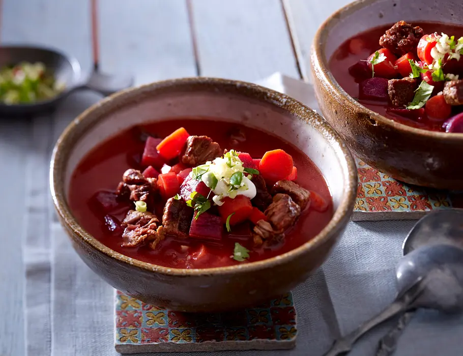 Rote-Bete-Gulaschsuppe mit Asia-Gremolata Rezept Rote-Bete-Gulaschsuppe mit Asia-Gremolata Rezept
