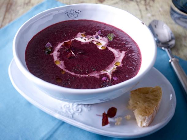 Rote Bete-Holundersüppchen mit Mascarpone Rezept Rote Bete-Holundersüppchen mit Mascarpone Rezept
