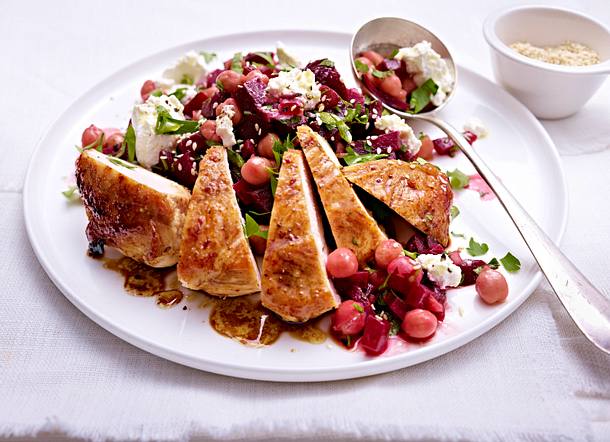 Rote Bete-Kichererbsen-Salat zu Hähnchenfilet Rezept Rote Bete-Kichererbsen-Salat zu Hähnchenfilet Rezept