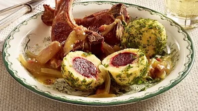 Rote Bete-Knödel mit Zwiebelsoße und Lamm Rezept - Foto: LECKER @ Bauer Media Group