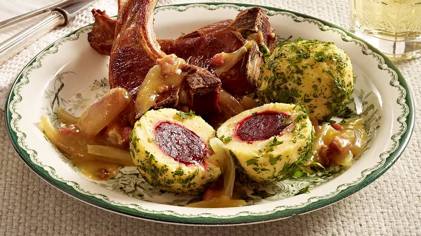 Rote Bete-Knödel mit Zwiebelsoße und Lamm Rezept - Foto: House of Food / Bauer Food Experts KG