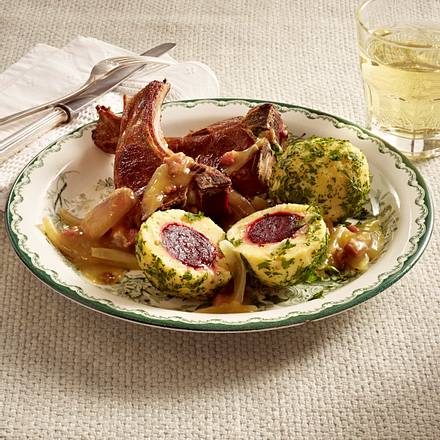 Rote Bete-Knödel mit Zwiebelsoße und Lamm Rezept