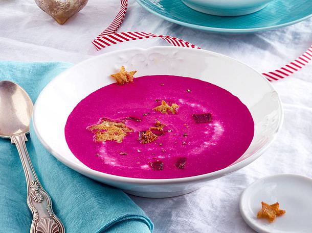 Rote-Bete-Kokossuppe mit Croûtonsternen Rezept Rote-Bete-Kokossuppe mit Croûtonsternen Rezept