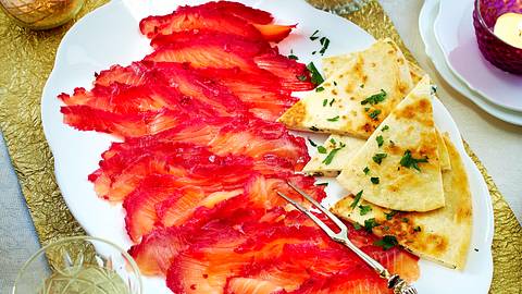 Rote-Bete-Lachs mit Frischkäse-Meerrettich-Quesadilla Rezept - Foto: House of Food / Bauer Food Experts KG