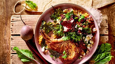 Rote-Bete-Linsen-Salat zu Kotelett Rezept - Foto: LECKER @ Bauer Media Group