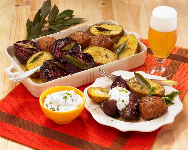 Rote Bete mit Frikadellen und Kartoffeln vom Blech Rezept