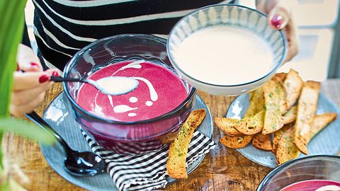 Rote-Bete-Orangensuppe mit Ingwer-Creme Rezept - Foto: House of Food / Bauer Food Experts KG