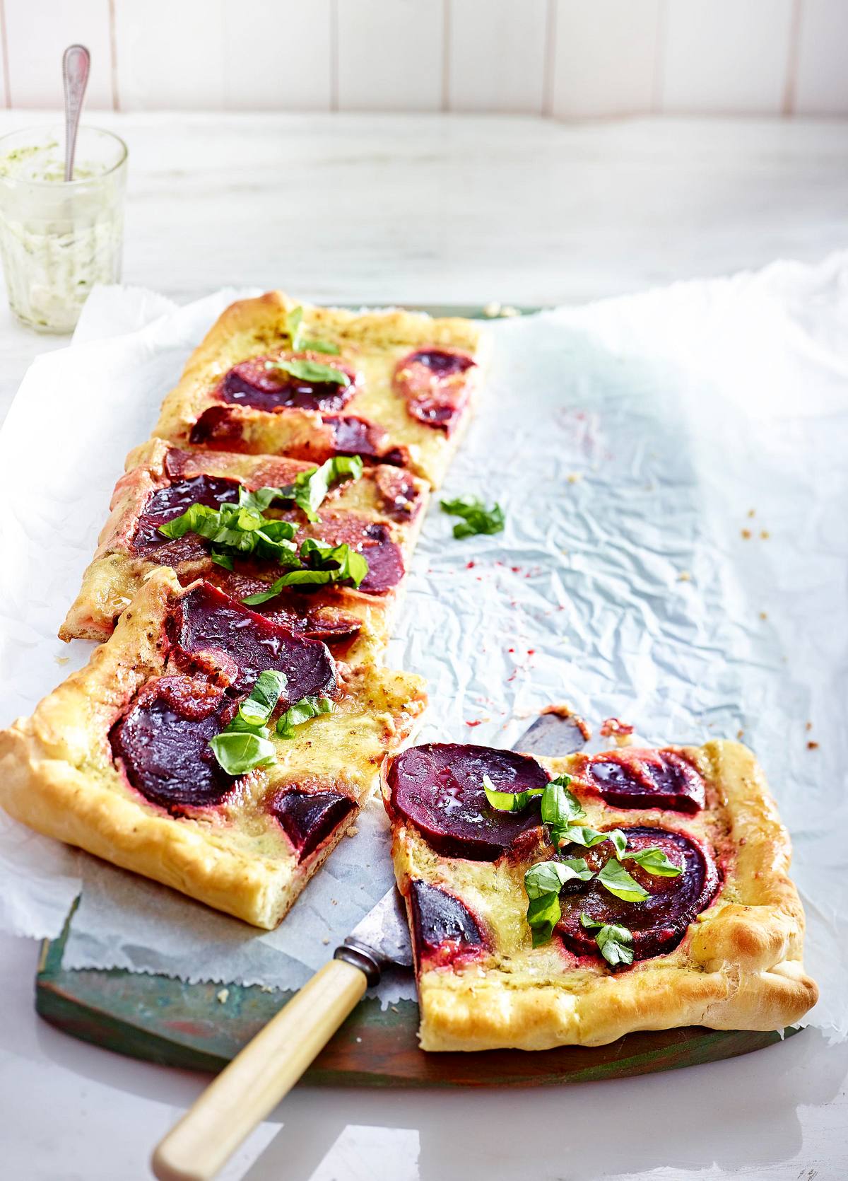 Rote-Bete-Pizza mit Pestocreme Rezept