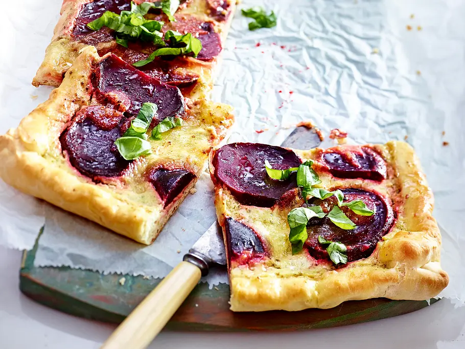Rote-Bete-Pizza mit Pestocreme Rezept Rote-Bete-Pizza mit Pestocreme Rezept