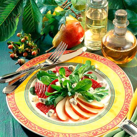 Rote Bete-Rapunzel-Salat mit Edelpilzkäse und Birnenspalten Rezept Rote Bete-Rapunzel-Salat mit Edelpilzkäse und Birnenspalten Rezept