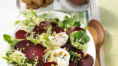 Rote Bete-Salat mit Meerrettich-Nocken Rezept - Foto: LECKER @ Bauer Media Group