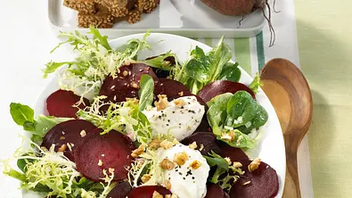 Rote Bete-Salat mit Meerrettich-Nocken Rezept - Foto: LECKER @ Bauer Media Group