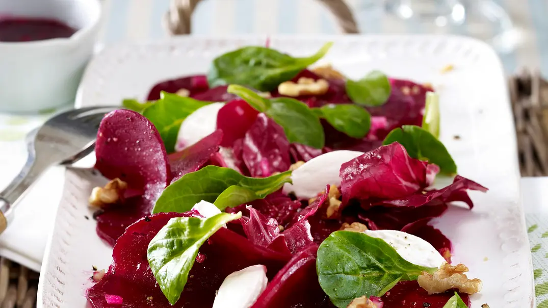 Rote-Bete-Salat mit Ziegenfrischkäse Rezept - Foto: LECKER @ Bauer Media Group Rote-Bete-Salat mit Ziegenfrischkäse Rezept - Foto: LECKER @ Bauer Media Group