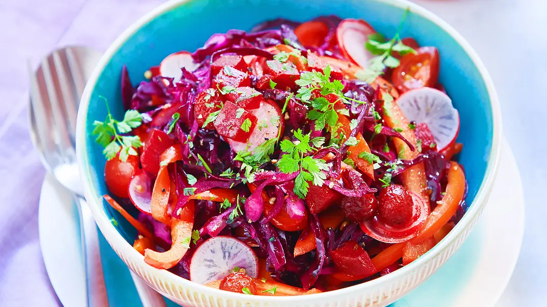 Rote-Bete-Salat mit Radieschen und Cranberrys - Foto: LECKER @ Bauer Media Group Rote-Bete-Salat mit Radieschen und Cranberrys - Foto: LECKER @ Bauer Media Group