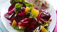 Rote Bete-Salat zu geräucherter Forelle Rezept - Foto: LECKER @ Bauer Media Group Rote Bete-Salat zu geräucherter Forelle Rezept - Foto: LECKER @ Bauer Media Group